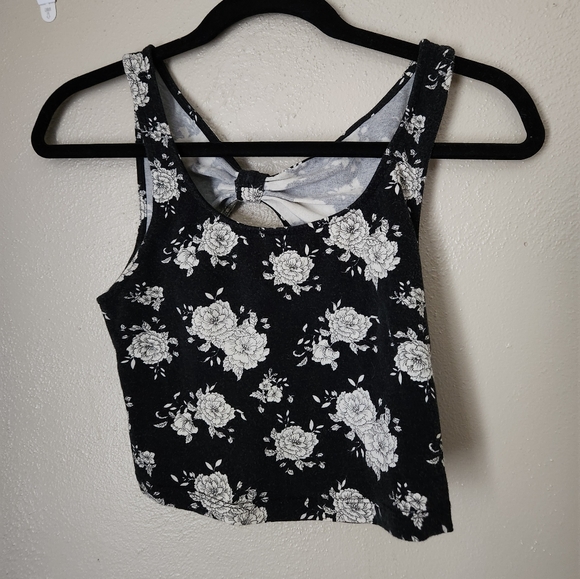 Black & Grey Crop Top Bundle - Forever 21, Shein, & Hot Topic - Picture 13 of 15